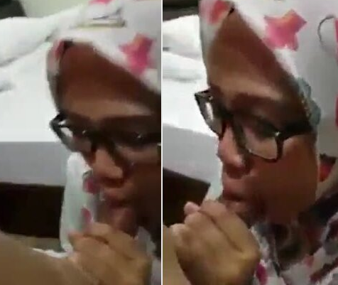 Jilbab Berkacamata Pintar Nyepong Sampai Crot