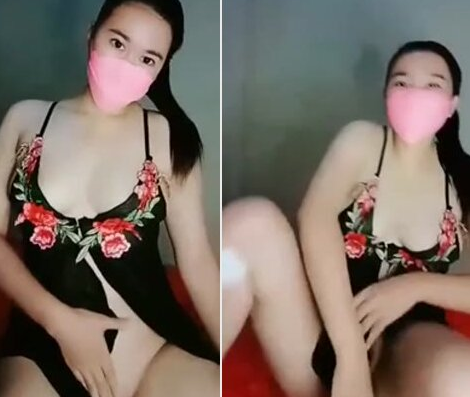 Mona Semok Lagi Live Pamer Susu Toge Belahan Sexy